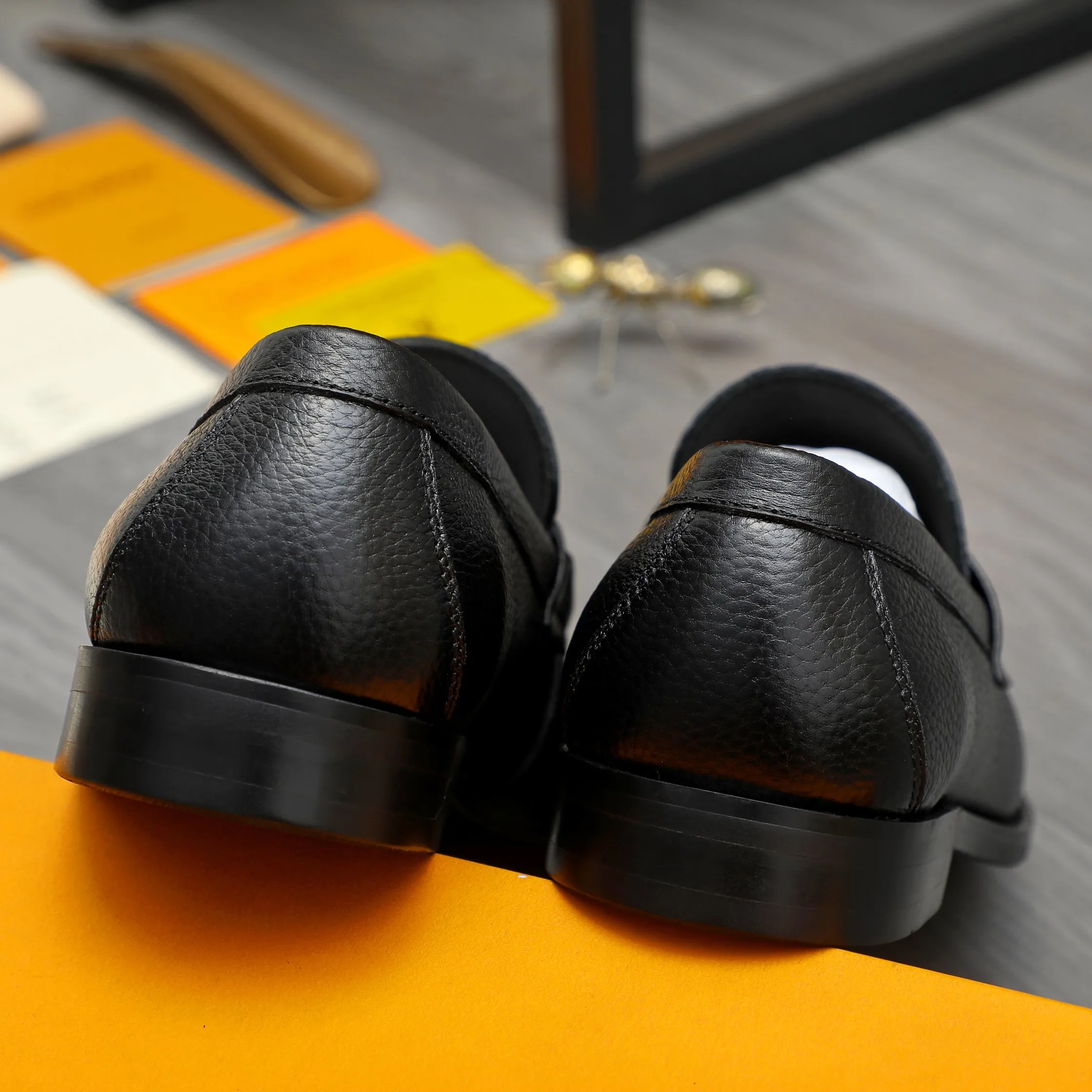 Men's shoes 💰p460 Product trademark: LV (Louis Vuitton) business slip-on leather shoes. Regular size: 38-45 (45 is custom-made and non-returnable) Product materials: Selected high-quality pebbled cowhide upper, cowhide lining, original rubber outsole